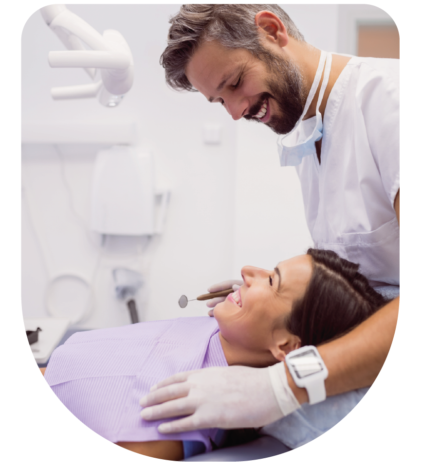 Médico dentista a realizar exame oral em paciente