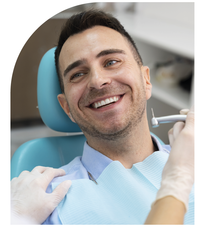 Profissional de medicina dentária com paciente em tratamento dentário