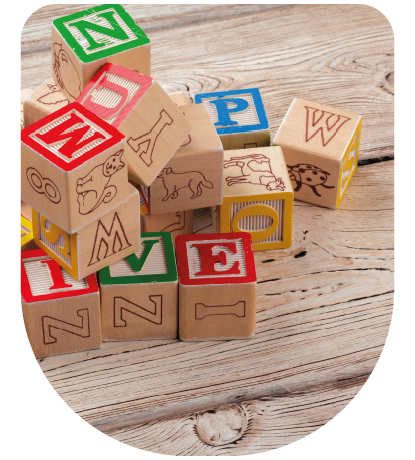 Cubos com várias letras associados à aprendizagem e terapia da fala infantil.