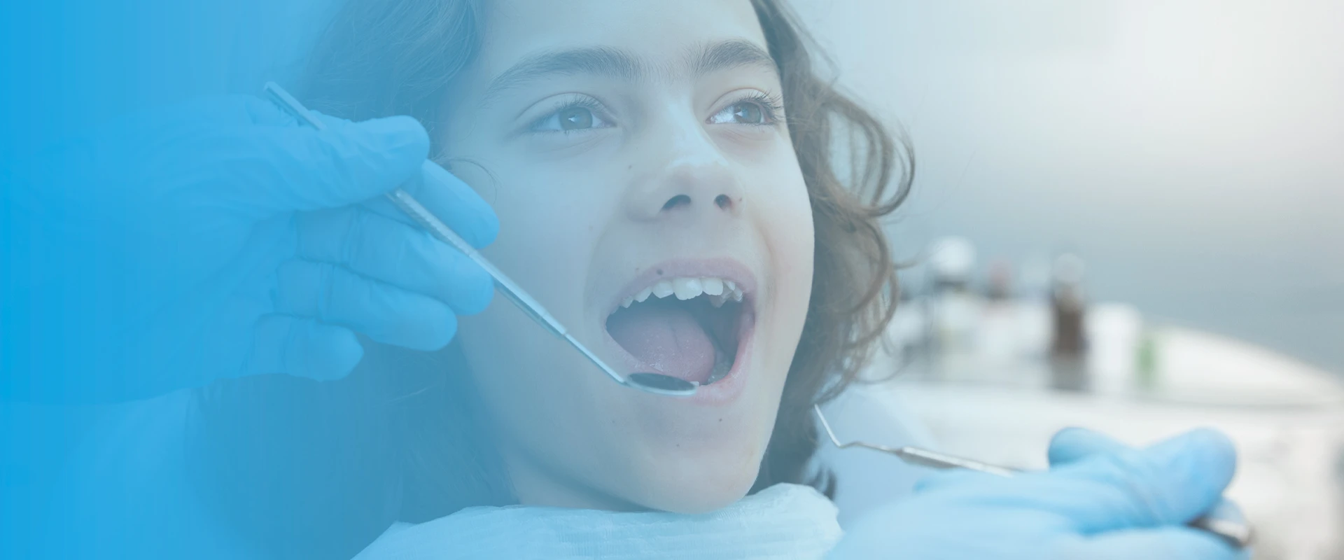 Menino em consulta de medicina dentária para promoção do cheque-dentista infantil.